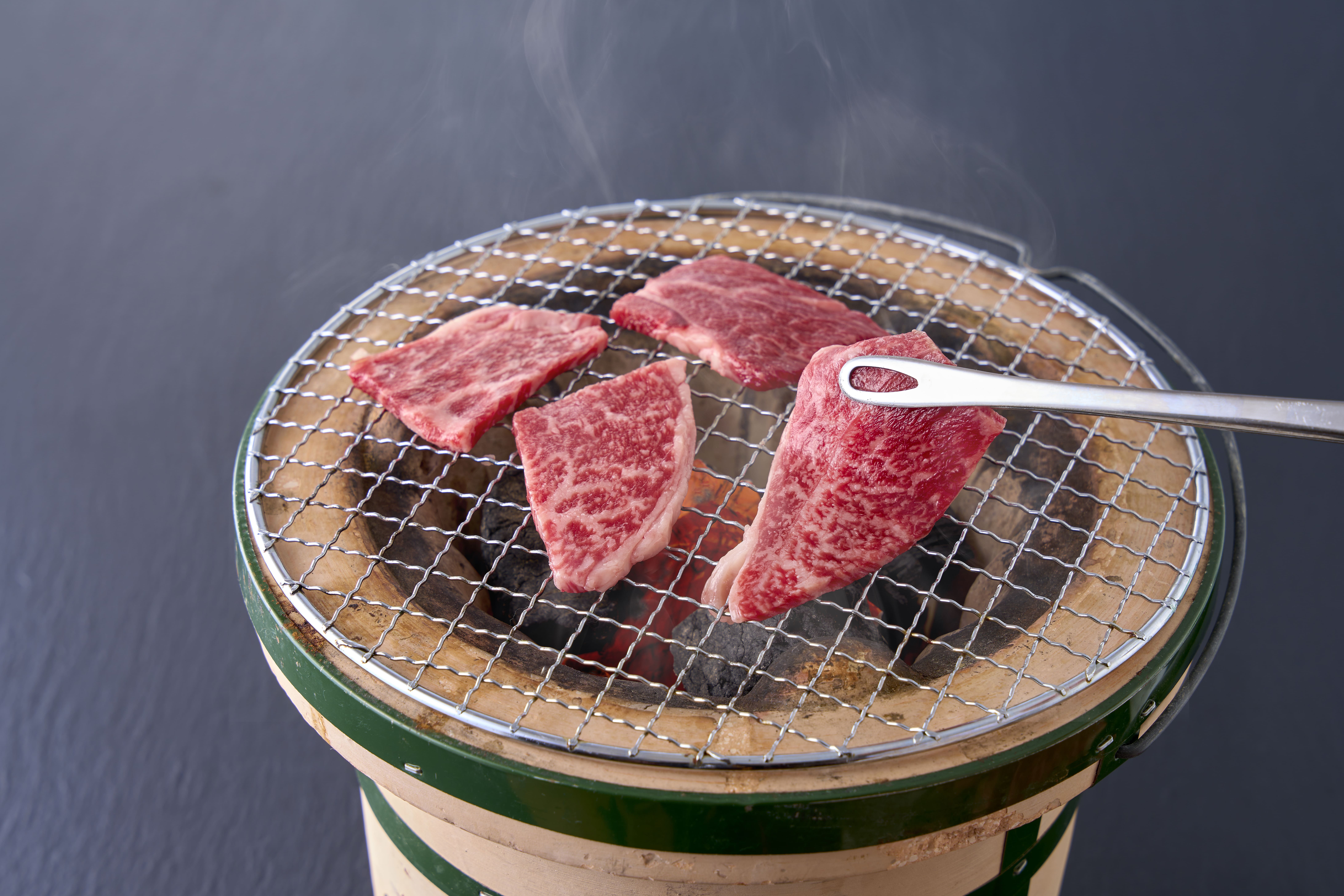 【おせち】「日本料理 てら岡」監修 祝彩三段重と黒毛和牛 焼肉用セット(送料込)