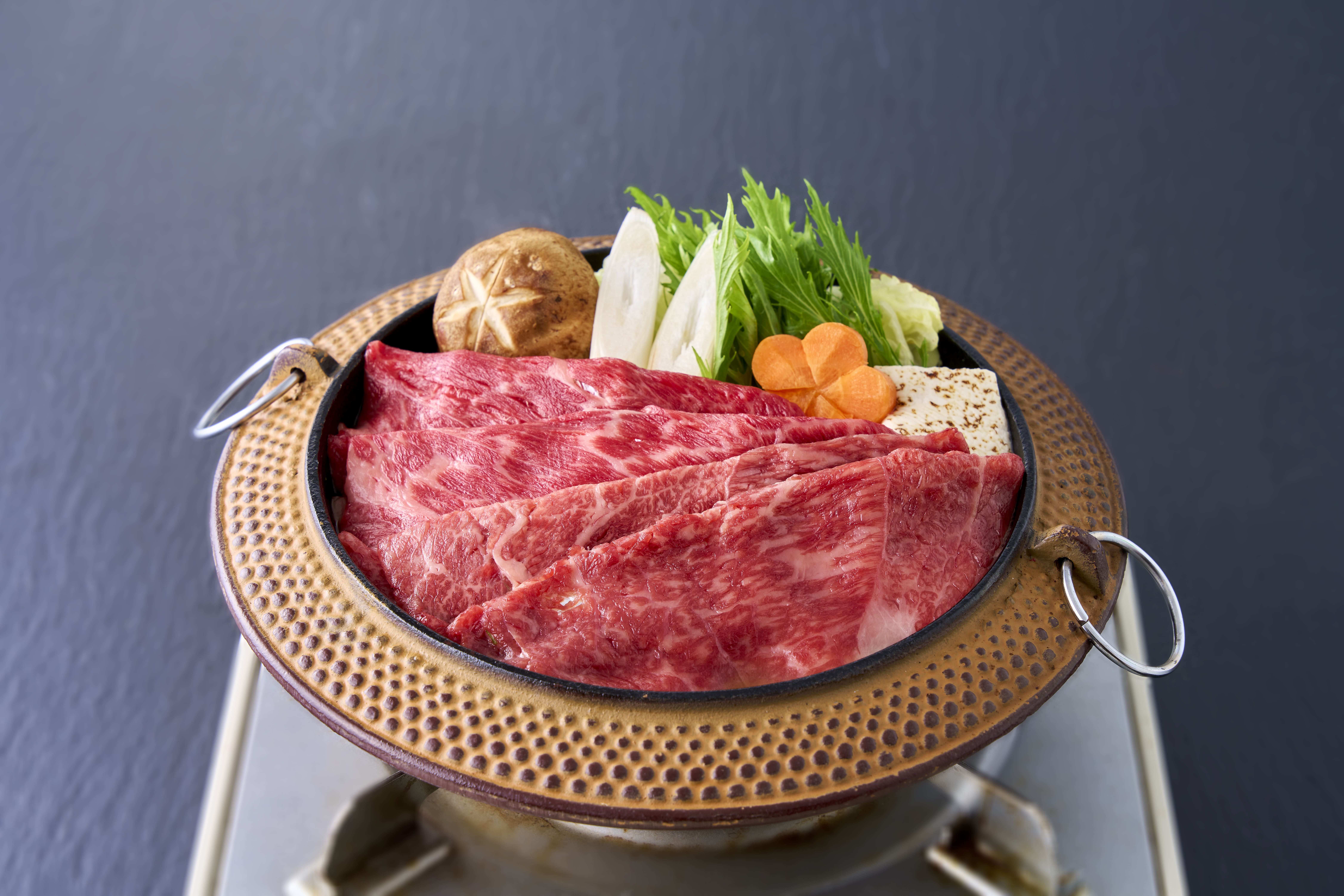 【おせち】「日本料理 てら岡」監修 祝彩三段重と宮崎牛 すき焼き用セット(送料込)