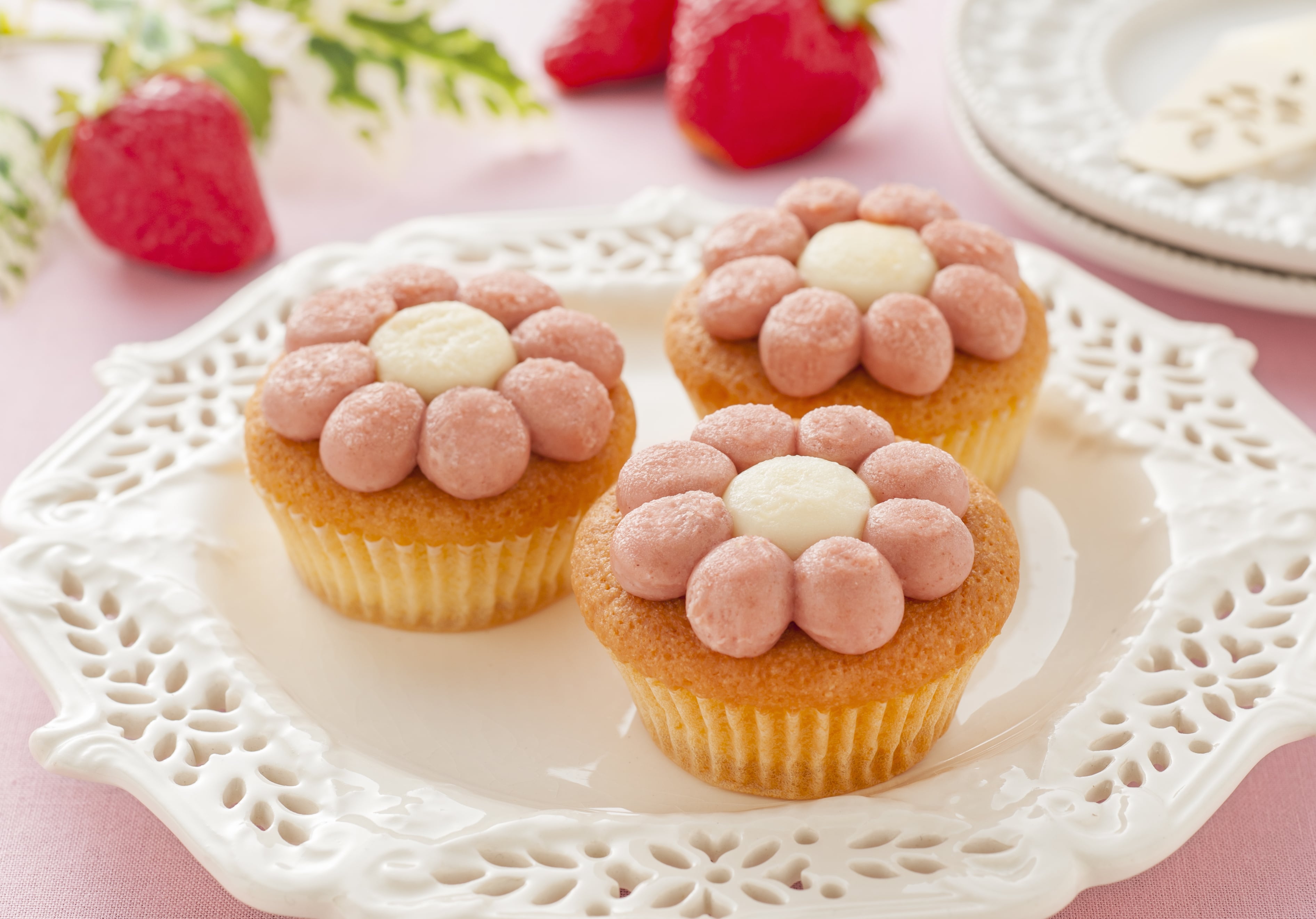 【母の日】「六本木 アマンド」 あまおう苺のフラワーケーキ