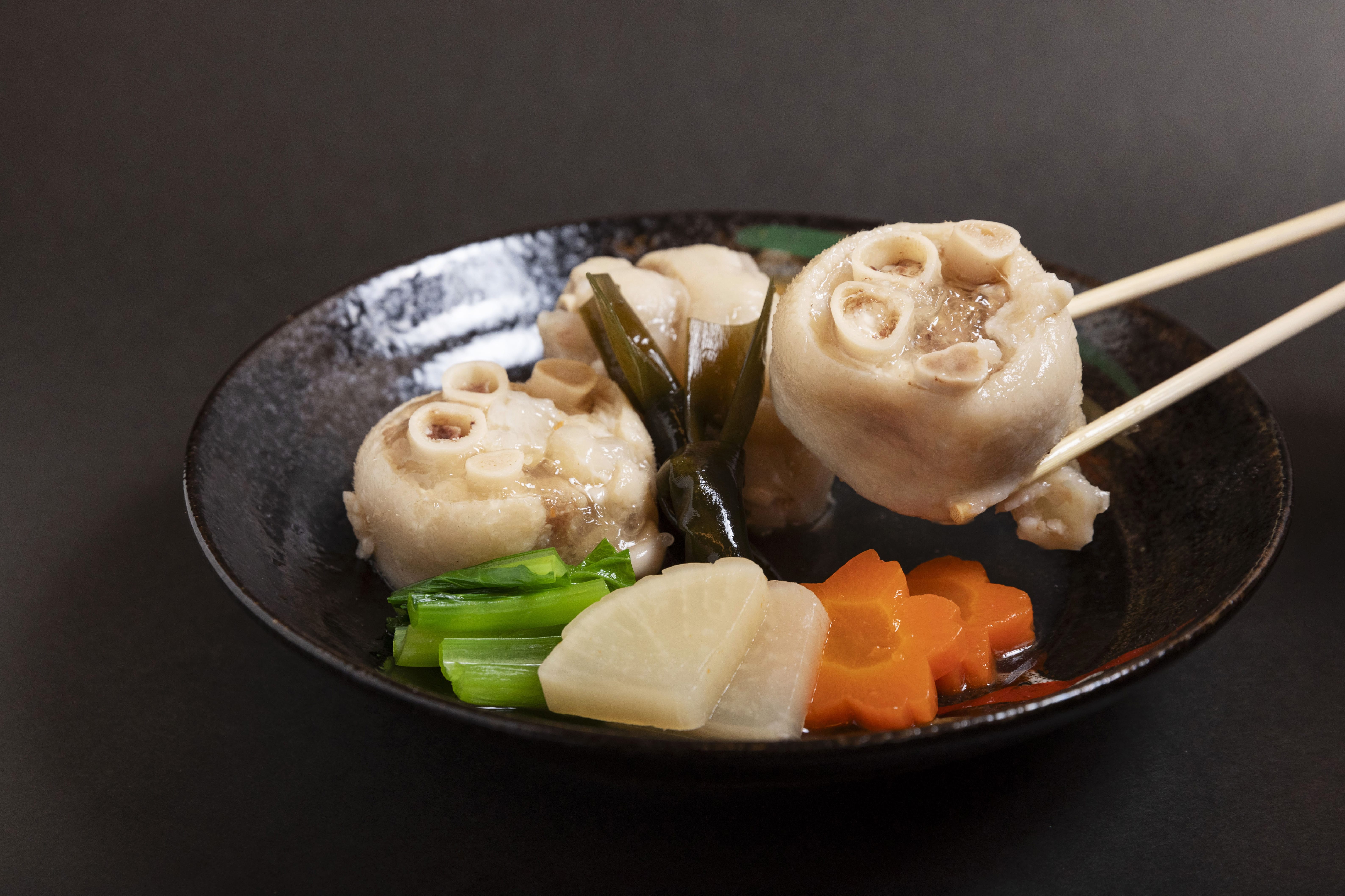 【お歳暮】至高の逸品 てびち (琉球料理と琉球舞踊 四つ竹) 冬の味コレ!