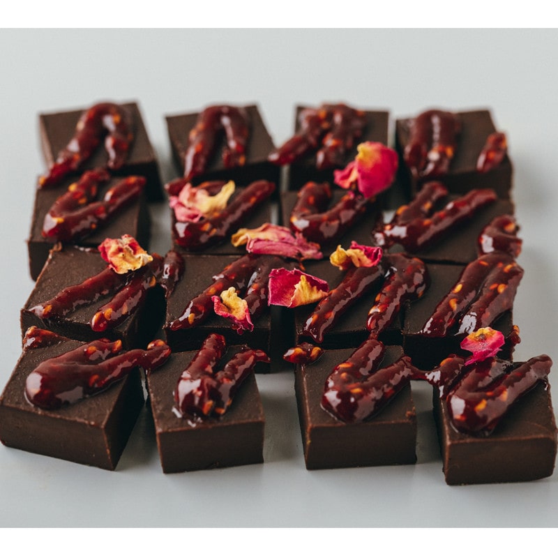 ［CocoChouChou（ココシュシュ）］ヴィーガン生チョコレート （ローズ＆ラズベリー）　2/1（日）より順次お届け