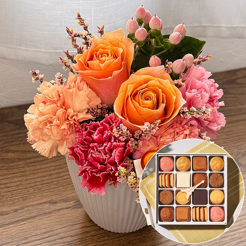 【母の日】［リンクフローリスト］オレンジピンクアレンジ＆［アンリ・シャルパンティエ］プティ・タ・プティ Mボックス【送料込み】＜お届け日：5/6（水）～10（日）＞